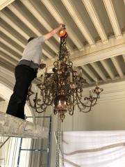 Atelier Beaumanoir - Pose d'un grand lustre hollandais après restauration