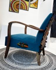 Maison Athélia - Fauteuil années 30 entièrement restauré de manière traditionnelle. Le dossier en marqueterie de plumes est réalisé par la plumassière d'art Fanny Litzia