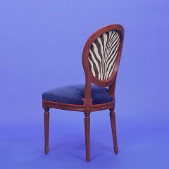 Maison Athélia - Chaise médaillon Louis XVI -  Garniture traditionnelle - Tissu avant « Cassia Cord » de Designers Guild - Tissu dos « Bartlett Zebra » de Ralph Lauren