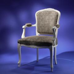 Maison Athélia - Fauteuil Louis XV - Garniture traditionnelle - Tissu « Seborga Pewter » de William Yeoward pour Designer’s Guild