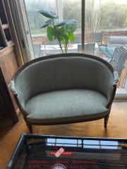 Tapissier Laurot - Restauration de fauteuil canapés style Louis XVI à Bougival dans les Yvelines.