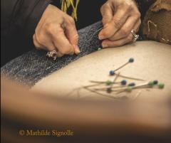 Virginie Wattellier - Fauteuils et Créations - Couture d'une cuvette de bergère à la main