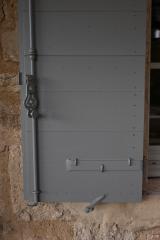 Heritage Bois - Volet provençal à larges planches en bois exotique.